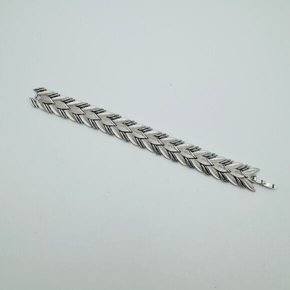 Vintage Crowned Trifari Silver Plated Brushed and Shiny Leaves Link Bracelet - Picture 1 of 4